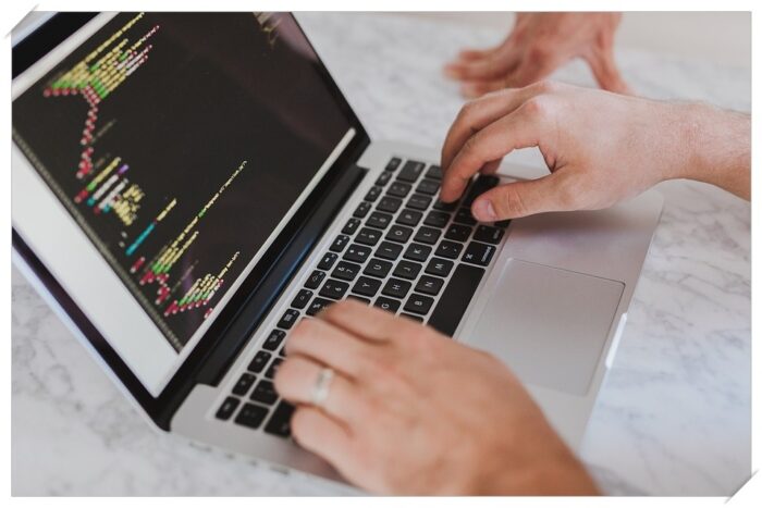 WEBディレクターの年収は低いって本当？収入アップする方法を解説