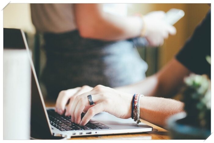 20代WEBデザイナーの平均年収は低い?収入アップを目指す方法を解説