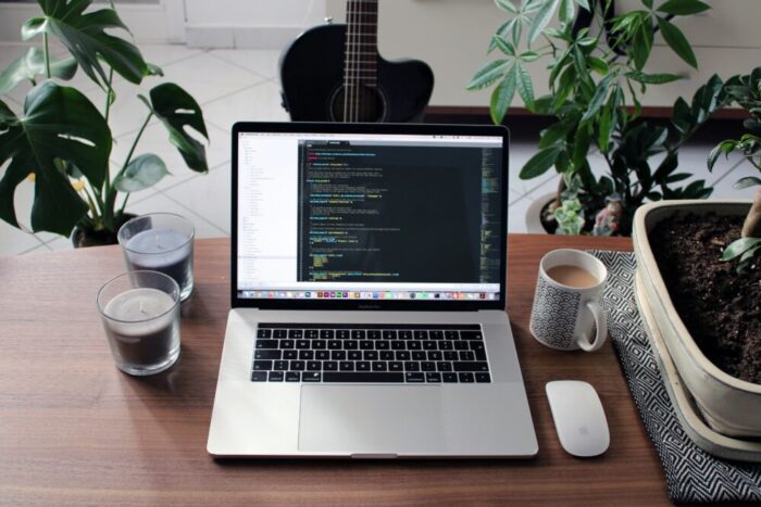 Javascriptとは?できることや強み、今後の将来性をわかりやすく解説