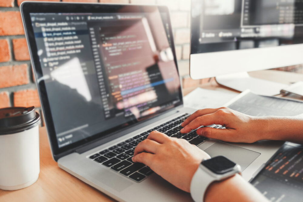 Pythonとは?特徴や人気の理由、活用場面をご紹介